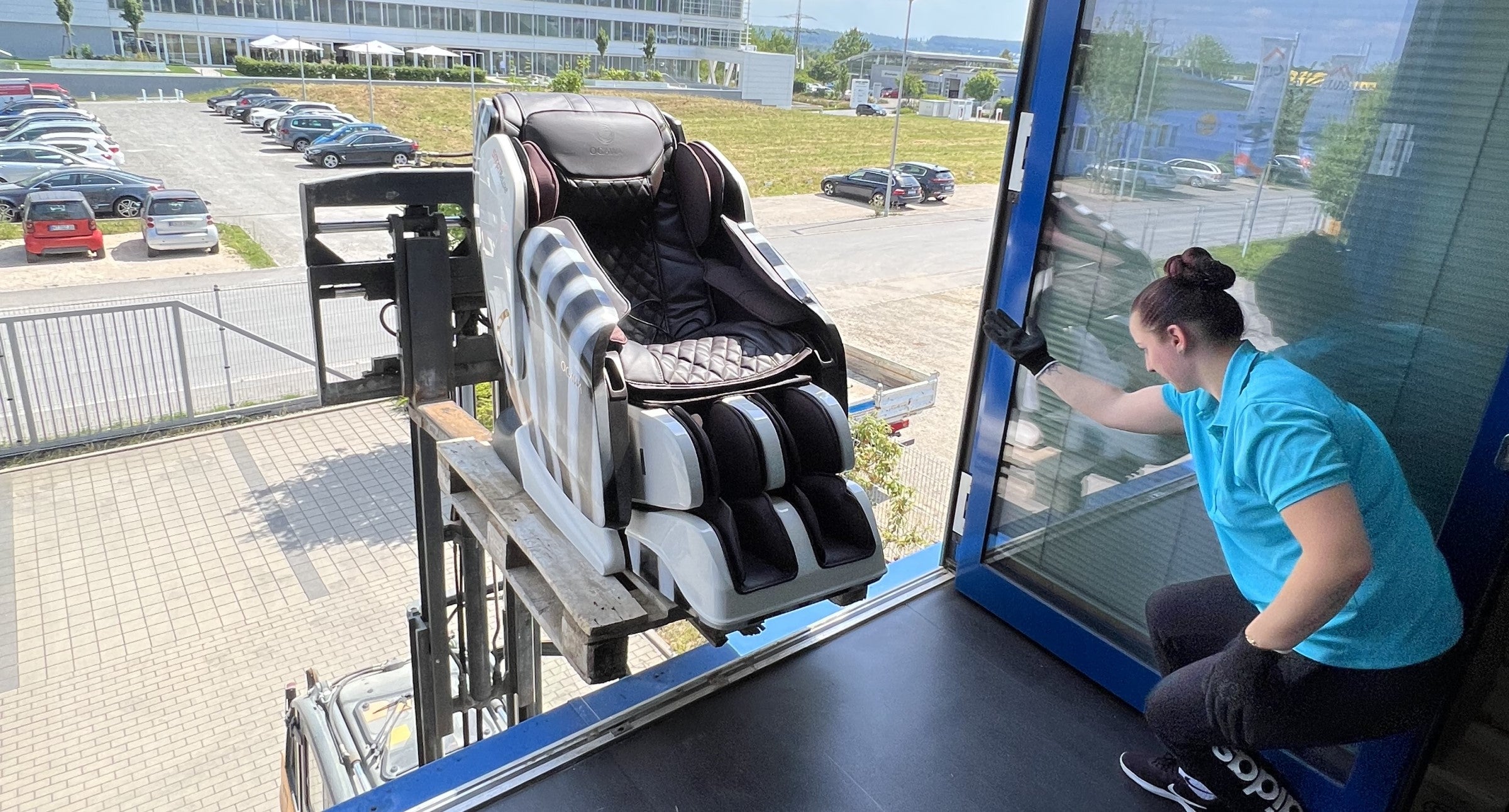 Доставка та збірка масажного крісла Світ